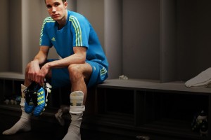 举重比赛裁判表决电路如何连接电路，设计举重裁决电路,举重比赛中有三个裁判？