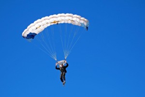 羽毛球训练球和娱乐球区别，羽毛球训练球和比赛球有什么区别